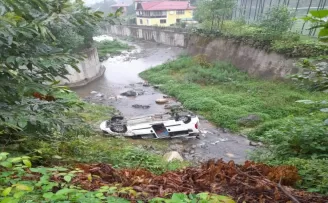 Rize’de dereye yuvarlanan hafif ticari araçtaki 2 kişi yaralandı