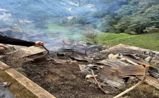 Rize’de iki katlı ev yandı