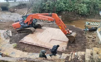 Rize’de inşaatı durdurulan ruhsatsız restoran ile 11 bungalov yıkıldı