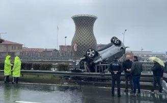 Rize'de kaza yapan otomobil viyadükte asılı kaldı