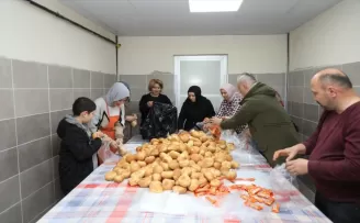 Rize’de liseliler depremzedeler için günlük 10 bin ekmek üretiyor