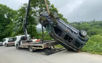 Rize’de şarampole yuvarlanan hafif ticari aracın sürücüsü yaralandı