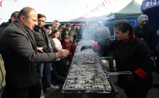 Rize'deki hamsi festivalinde 2,5 saatte 2,5 tonun üzerinde hamsi tüketildi