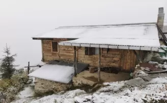 Rize’nin yüksek kesimlerine kar yağdı