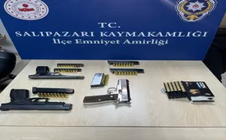 Salıpazarı ilçesinde bir araçta 3 ruhsatsız tabanca ele geçirildi