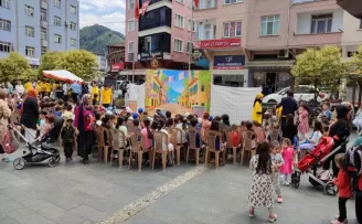 Salıpazarı’nda çocuklar için tiyatro oyunu sahnelendi