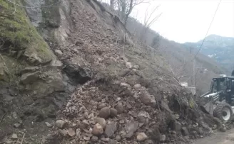 Salıpazarı’nda heyelan nedeniyle grup yolu ulaşıma kapandı