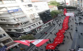 Samsun’da 1919 metrelik Türk bayrağıyla yürüyüş yapıldı