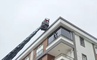 Samsun’da 5 katlı binan çatı katında yangın çıktı