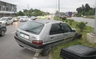 Samsun’da aydınlatma direğine çarpan otomobildeki 2 kişi yaralandı
