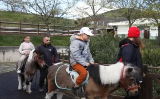Samsun’da depremzede çocuklar ata binerek eğlendi