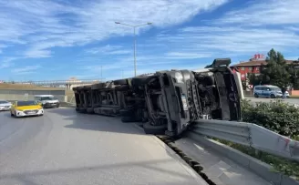Samsun'da devrilen çöp yüklü tır trafiği aksattı