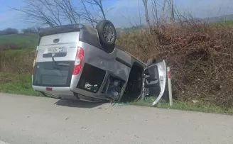 Samsun’da devrilen hafif ticari araçtaki 2 kişi yaralandı