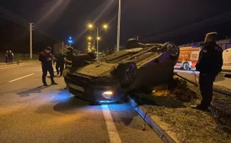 Samsun’da devrilen otomobildeki 3 kişi yaralandı