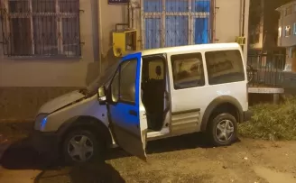 Samsun’da evin duvarına çarpan hafif ticari aracın sürücüsü yaralandı