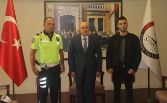 Samsun’da hız yapan motosikletli genci uyaran trafik polisine başarı belgesi