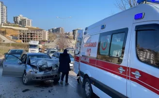 Samsun’da iş makinesine çarpan otomobilin sürücüsü yaralandı