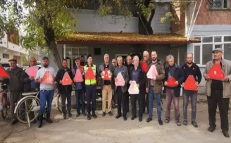 Samsun'da jandarma ekipleri traktör sürücülerine reflektör dağıttı