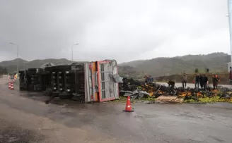 Samsun'da narenciye yüklü tır devrildi, 2 kişi yaralandı