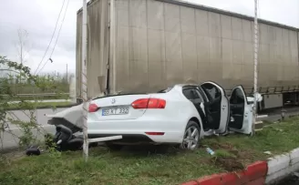 Samsun'da otomobilin park halindeki tıra çarptığı kazada 3 kişi yaralandı