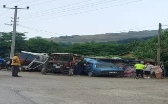 Samsun’da park halindeki traktörlere çarpan otomobilin sürücüsü yaralandı