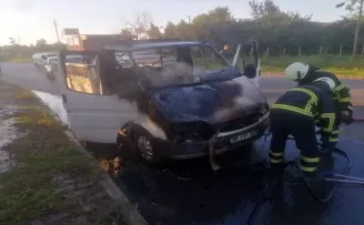 Samsun’da seyir halindeyken alev alan kamyonet yandı