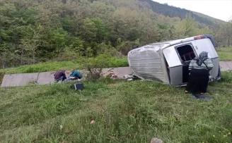 Samsun’da sulama kanalına devrilen hafif ticari araçtaki 4 kişi yaralandı