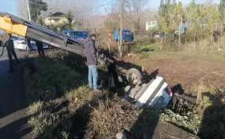 Samsun'da sulama kanalına devrilen otomobildeki karı koca yaralandı