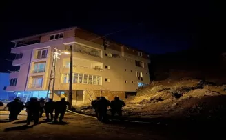 Samsun'da toprak kayması sonucu zarar gören bina boşaltıldı