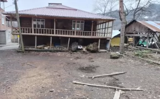 Samsun'da yamaçtan kopan kaya parçaları evlerin bahçesine düştü