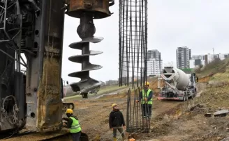 Samsun’da yol kenarındaki heyelana fore kazıkla önlem alınıyor