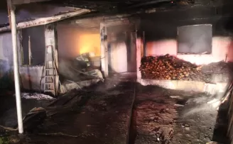 Samsun’daki ev yangınında dumandan etkilenen yaşlı çift hastaneye kaldırıldı