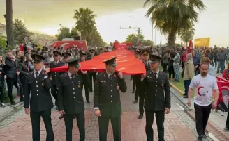 Samsun’un Atakum ilçesinde 1919 metrelik Türk bayrağıyla yürüyüş yapıldı