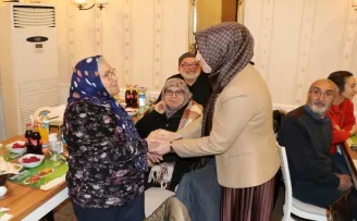Samsun Valisi Dağlı’nın eşi Nurgül Dağlı, depremzedelerle bir araya geldi