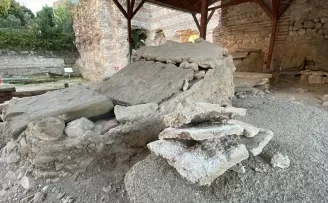 Sinop Balatlar Yapı Topluluğu'nda din adamları oturur vaziyette defnedilmiş