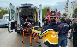 Sinop’ta bina yıkımında sulama yapan itfaiyeci düşerek yaralandı