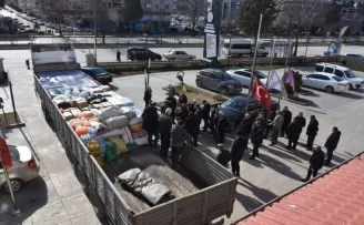 Sinop’ta çiftçiler deprem bölgesine bir tır yardım malzemesi gönderdi
