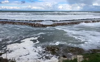 Sinop’ta fırtınayla denizin yüzeyinde köpükler oluştu