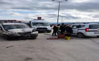 Sinop'ta hafif ticari araçla otomobilin çarpışması sonucu 10 kişi yaralandı