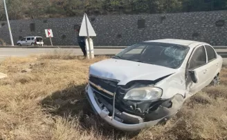 Sinop’ta istinat duvarına çarpan otomobildeki 2 kişi yaralandı