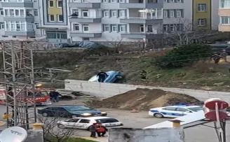 Sinop’ta istinat duvarına çarpan otomobildeki 2 kişi yaralandı