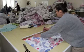 Sinop’ta kadınlar depremzedeler için nevresim takımı dikiyor