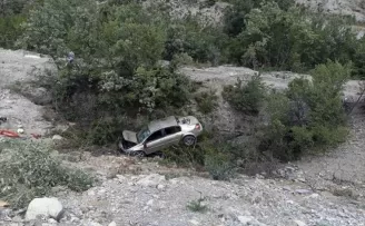 Sinop’ta otomobil dereye devrildi, sürücü öldü, bir kişi yaralandı