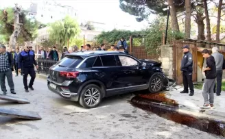 Sinop'ta otomobil duvara çarptı, 1 kişi öldü, 3 kişi yaralandı