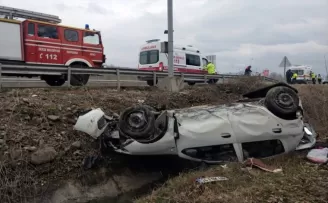 Sinop’ta otomobilin devrildiği kazada anne ve çocuğu yaralandı