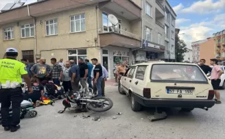 Sinop’ta otomobille çarpışan motosikletteki 2 kişi yaralandı