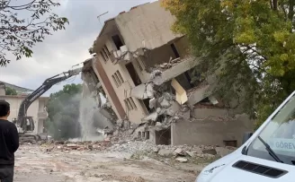 Sinop'ta yıkımı yapılan bina yana devrildi