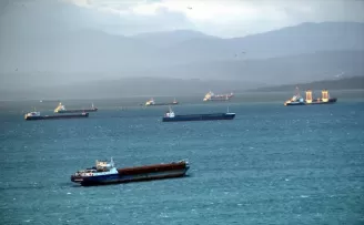 Sinop’ta yük gemileri fırtına nedeniyle doğal limana sığındı