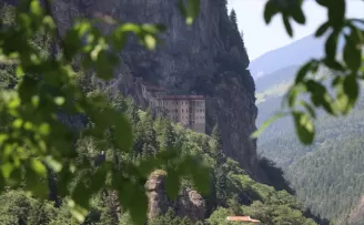 Sümela Manastırı’nın ziyaretçi sayısı yaz sezonunda daha da artıyor