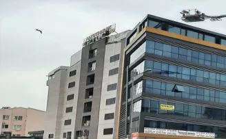 Tadilattaki düğün salonunda çıkan yangın hasara neden oldu